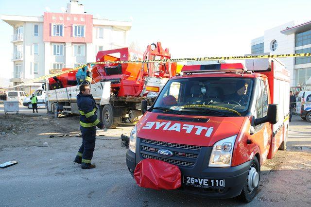 Eskişehir'de halk otobüsü TIR'a çarptı: 1 ölü, 17 yaralı