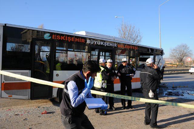 Eskişehir'de halk otobüsü TIR'a çarptı: 1 ölü, 17 yaralı