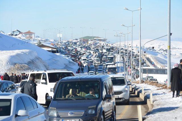 Erciyes Kayak Merkezi’ndeki trafik İstanbul trafiğini aratmadı