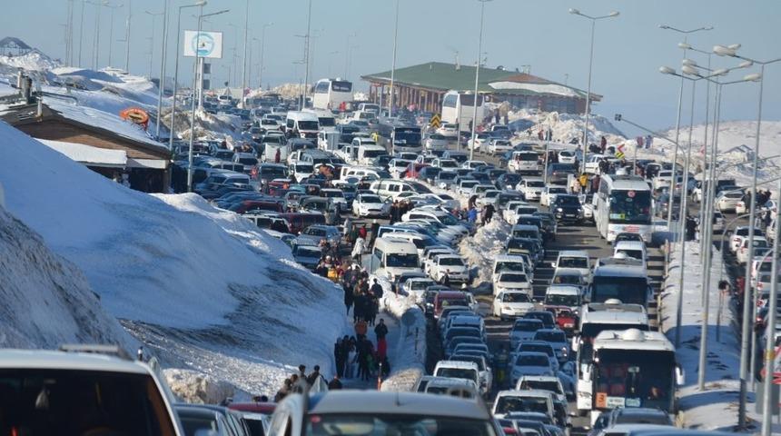 Erciyes Kayak Merkezi&rsquo;ndeki trafik İstanbul trafiğini aratmadı