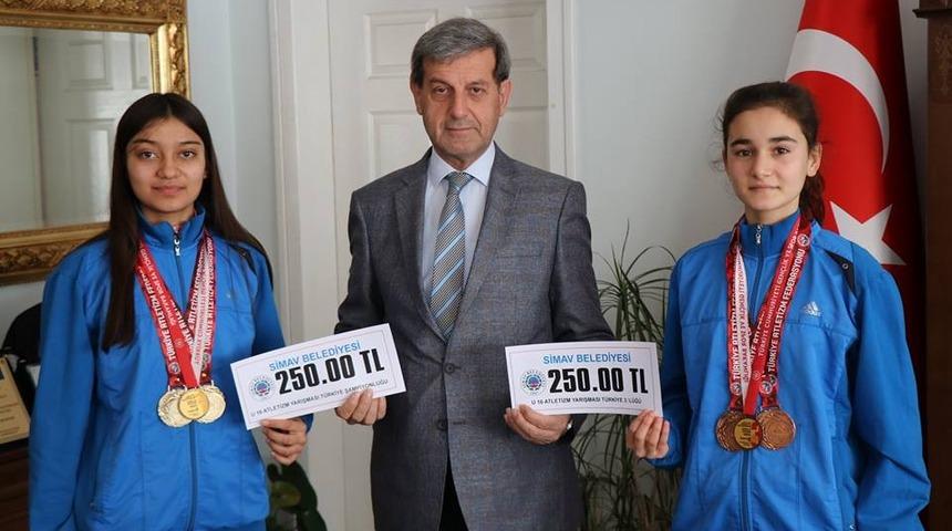 Başkan Özkan başarılı sporcuları ödüllendirdi