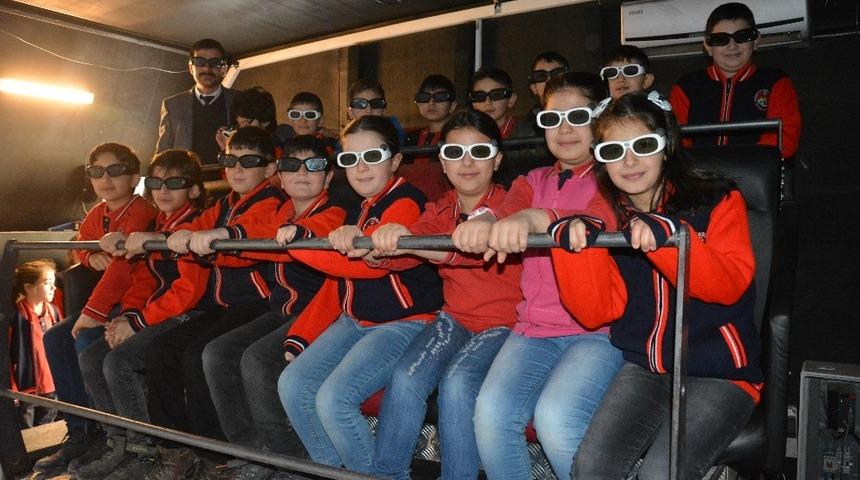 &Ouml;ğrenciler 14D sinemayla tanıştı