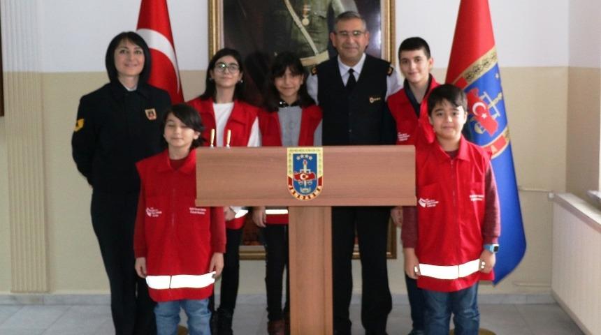 &Ccedil;ocuklardan jandarmaya 180. yaş ziyareti