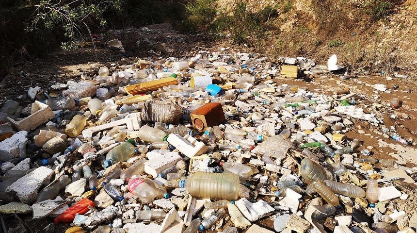 Bitez'deki su bendi, &ccedil;&ouml;plerle doldu