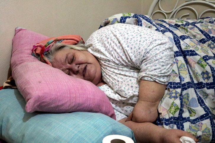 Hastaneye itfaiyeyle gidiyor! Kilolarından adım bile atamıyor G1