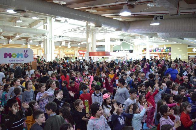 Akıllı Tavşan Momo Meysu Outlet’te Çocuklarla Buluştu