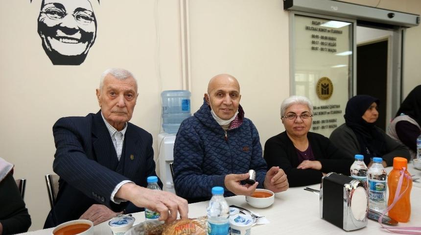 Yaşar, Kanser G&uuml;n&uuml; dolayısıyla Konukevi sakinlerini ziyaret etti