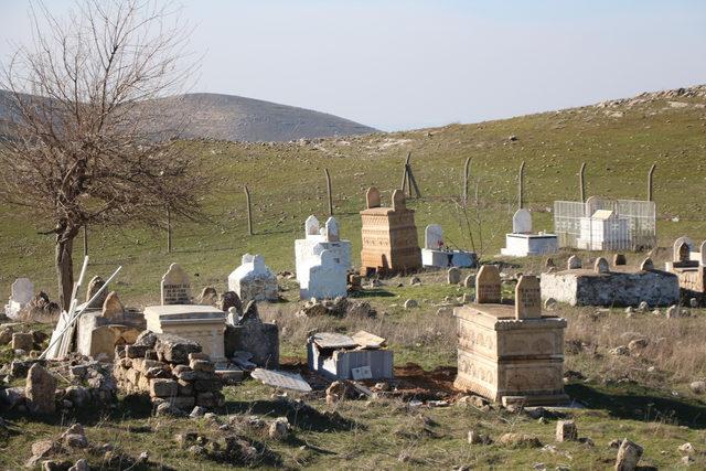 Defineciler Yezidi kadının mezarını tahrip etti 1