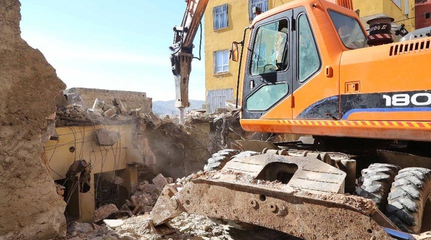 Haliliye&rsquo;de 3 metruk bina yıkıldı