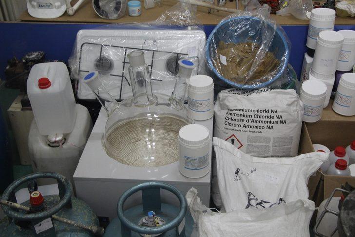 Okulun hemen yanında zehir imalathanesi  G3