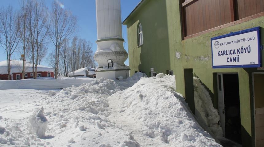 Kara g&ouml;m&uuml;l&uuml; k&ouml;yde zorlu yaşam m&uuml;cadelesi