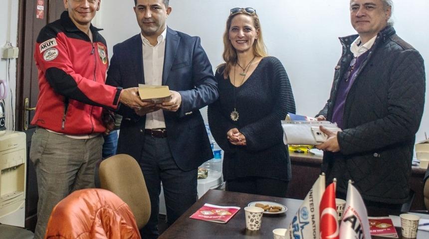 &Ouml;mer G&uuml;nel&rsquo;den Kuşadası AKUT&rsquo;a teşekk&uuml;r ziyareti