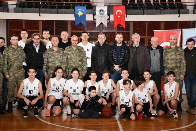Türk askerinden, Kosova'nın şampiyon basketbol takımına malzeme desteği