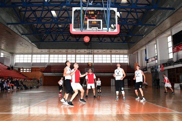 Türk askerinden, Kosova'nın şampiyon basketbol takımına malzeme desteği