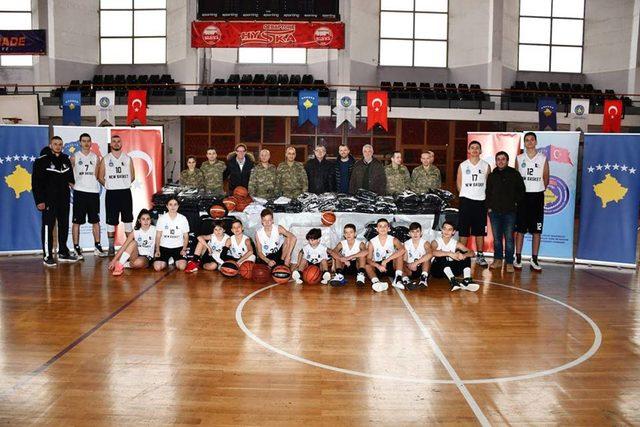 Türk askerinden, Kosova'nın şampiyon basketbol takımına malzeme desteği