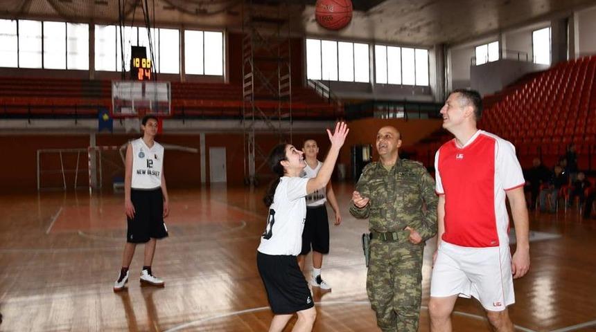 T&uuml;rk askerinden, Kosova'nın şampiyon basketbol takımına malzeme desteği