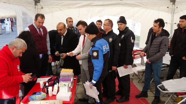 Karabük'te polisler kan vermek için kuyruk oluşturdu