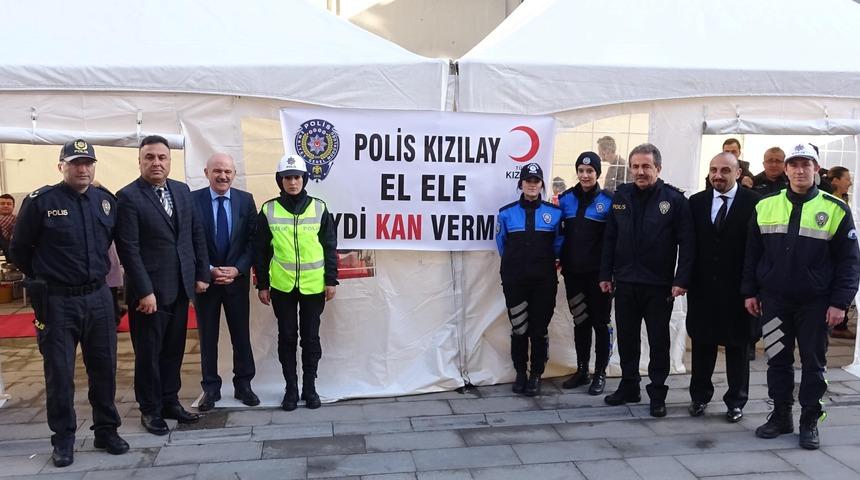 Karab&uuml;k'te polisler kan vermek i&ccedil;in kuyruk oluşturdu