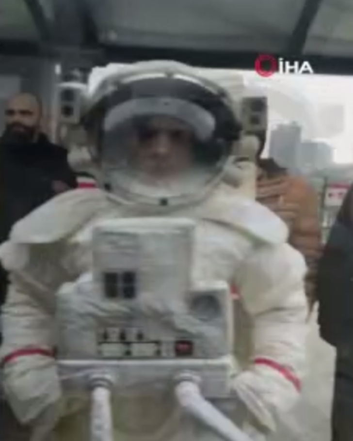 Metrobüste astronot şaşkınlığı! Gören telefonuna sarıldı G2