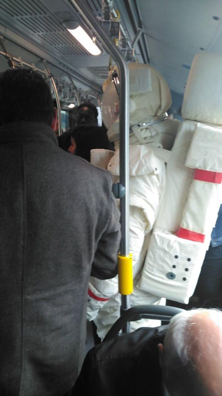 Metrobüste astronot şaşkınlığı! Gören telefonuna sarıldı G5