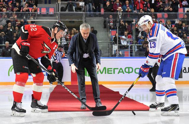 2019-02-04T200204Z_1043567502_RC1AF6A9BF80_RTRMADP_3_HOCKEY-KHL-MOURINHO