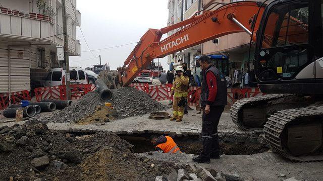 Esenyurt'ta iş makinesi doğalgaz borusunu patlattı (1)