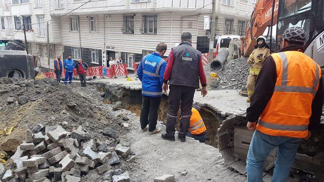 Esenyurt'ta iş makinesi doğalgaz borusunu patlattı (1)