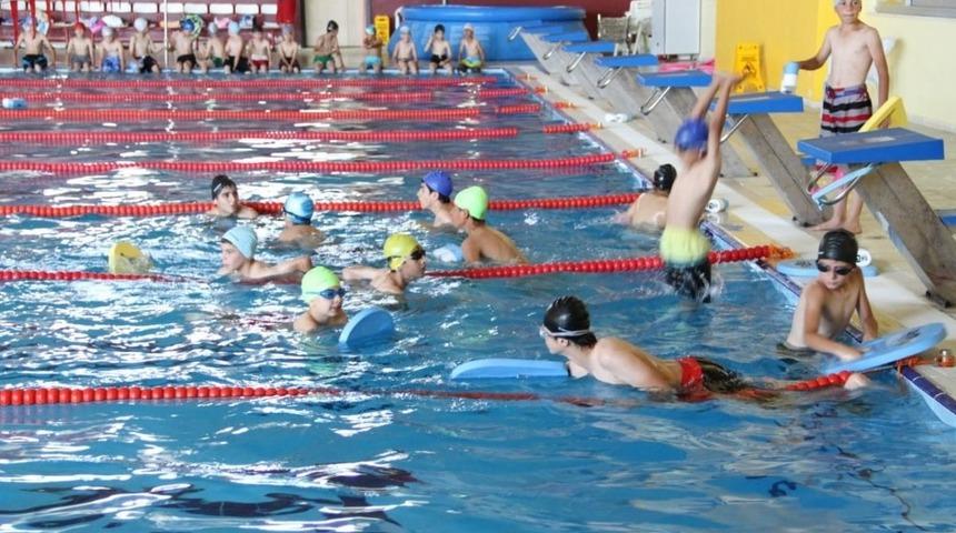 64 yaşında g&uuml;nde bin metre y&uuml;z&uuml;yor