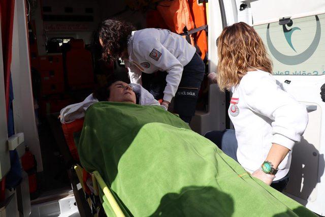 Evinde düşen Fatma Girik, hastaneye kaldırıldı (2)