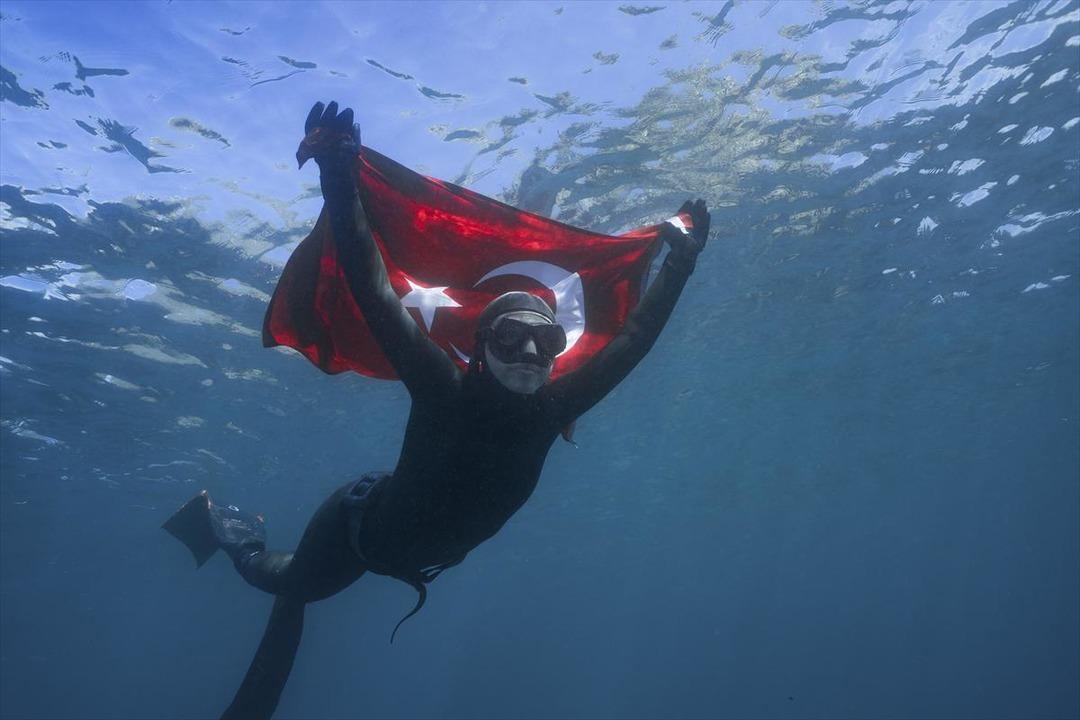 Şahika Erc&uuml;men'den Antarktika'da tarihi dalış 