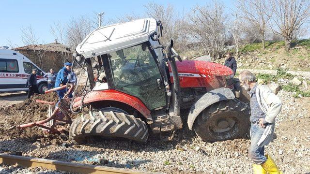 Hemzemin geçitte tren traktöre çarptı: 1 yaralı