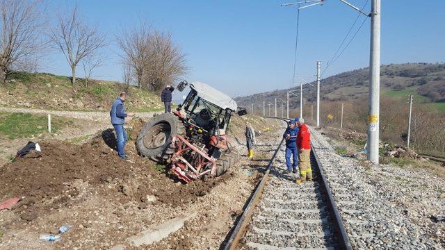 Hemzemin geçitte tren traktöre çarptı: 1 yaralı