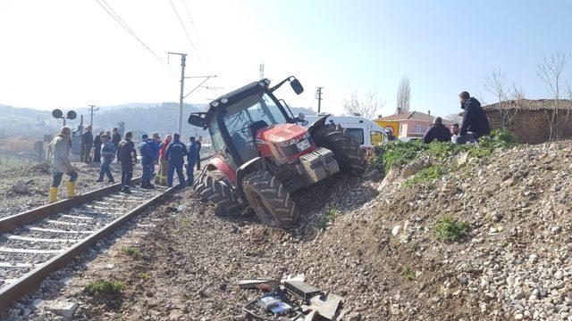 Hemzemin geçitte tren traktöre çarptı: 1 yaralı