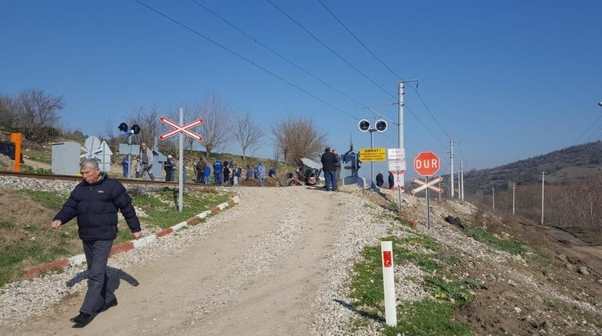 Hemzemin geçitte tren traktöre çarptı: 1 yaralı