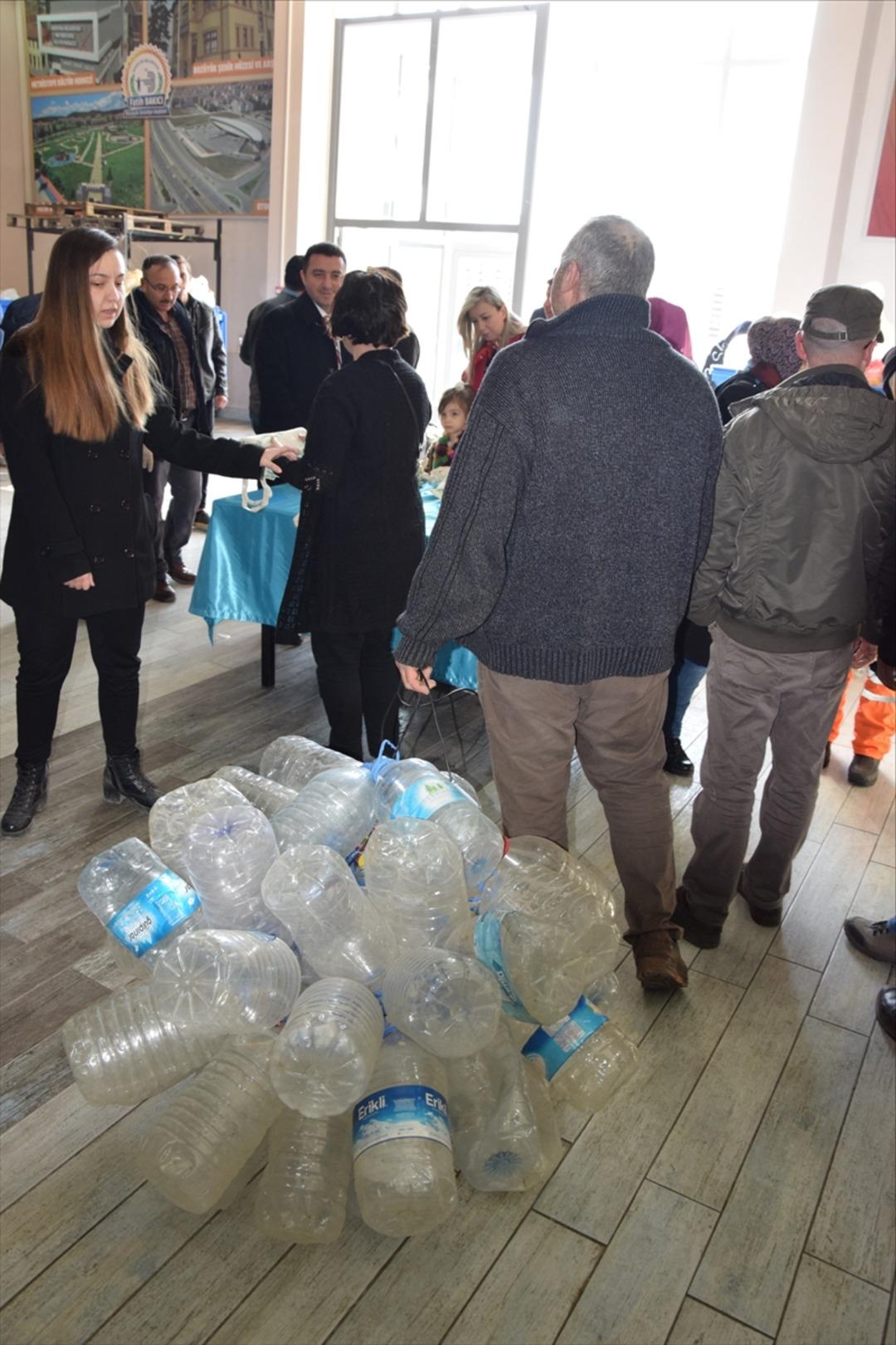 Plastik şişesini alan pazara koştu