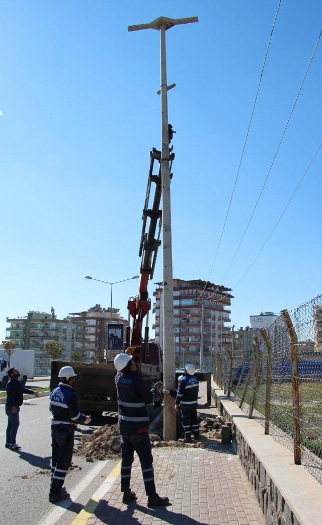 Aracın çarptığı elektrik direği yenisi ile değiştirildi