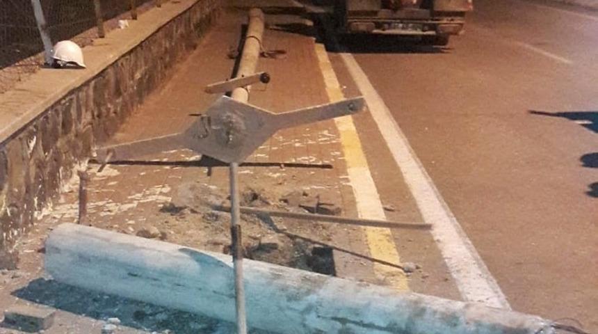 Aracın &ccedil;arptığı elektrik direği yenisi ile değiştirildi