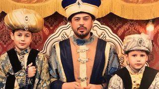 Emre Altuğ ve oğullarından fetih pozu