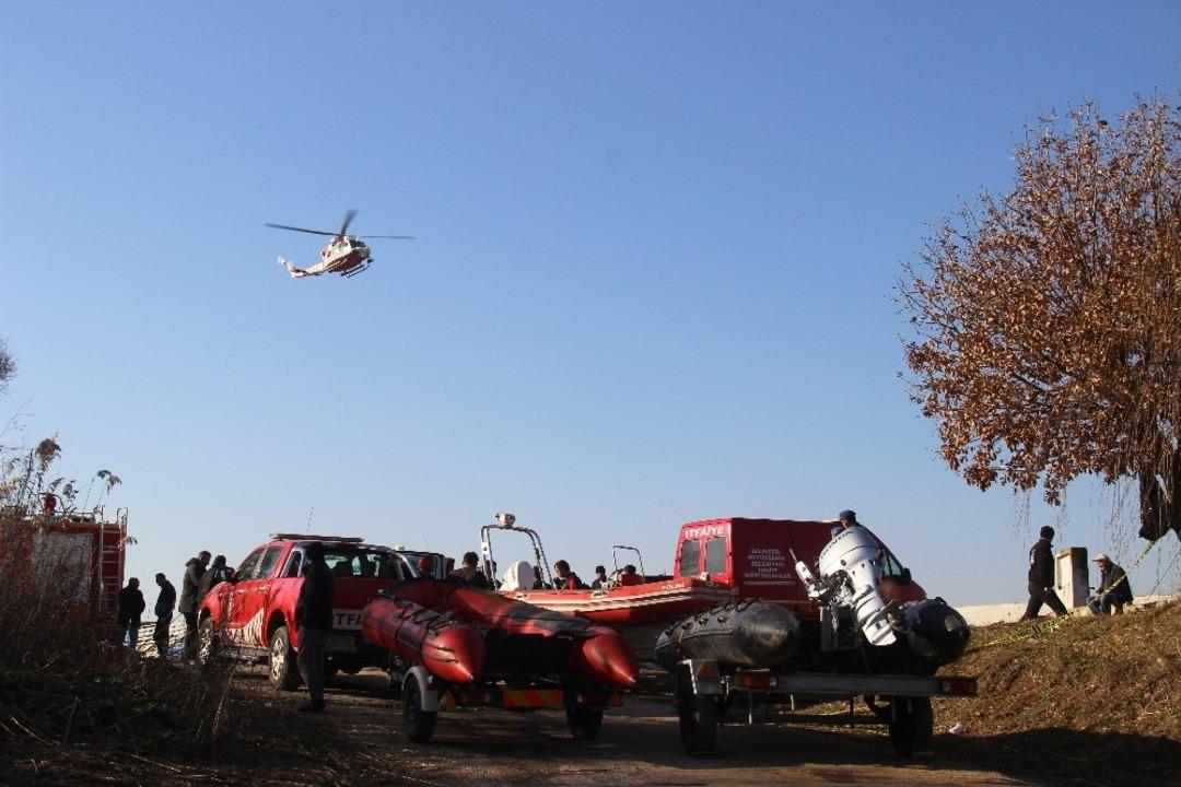 Ezine&rsquo;deki kurtarma &ccedil;alışmalarına Balıkesir İtfaiyesi&rsquo;nden destek
