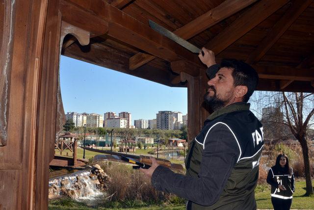 Polis, parkta yaptığı aramada pala ve bıçak buldu