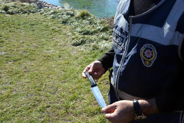 Polis, parkta yaptığı aramada pala ve bıçak buldu