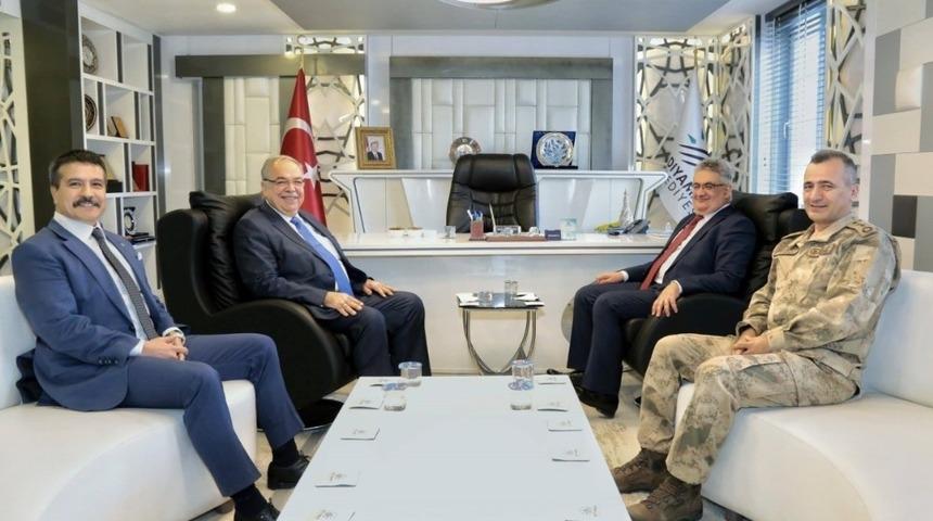 Vali Pekmez Belediye Başkanı Kutlu ile bir araya geldi