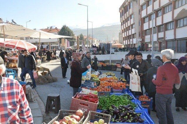 Polisler kamu spotlu bez çanta dağıttı