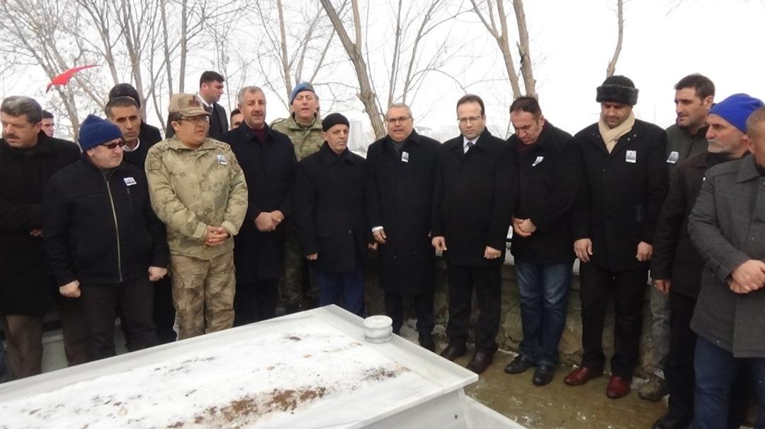 Şehit Karaca, mezarı başında anıldı