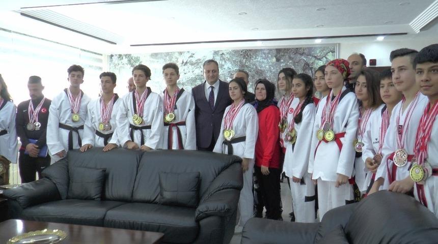 Spora kazandırılan &ccedil;ocuklar Emniyet M&uuml;d&uuml;r&uuml; Kulular&rsquo;ı ziyaret etti