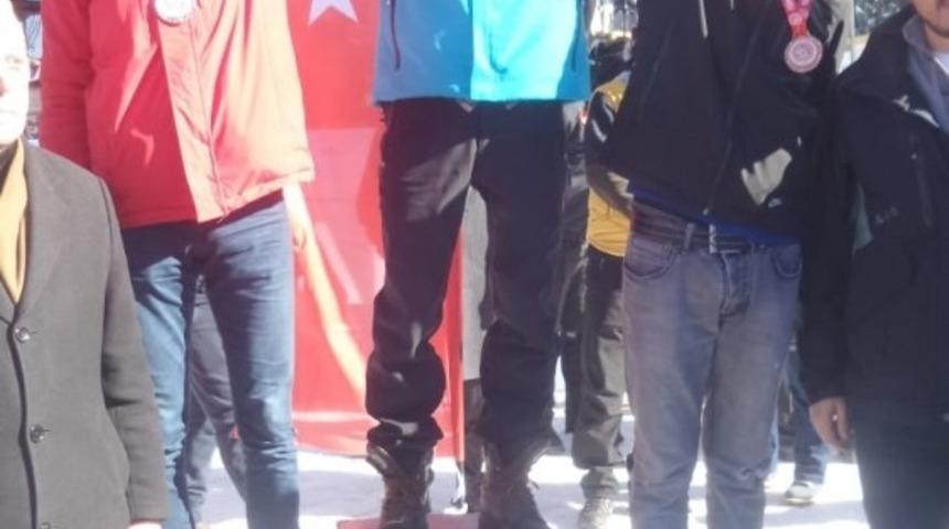 Geleneksel kızak yarışmasında altın madalya kazandı