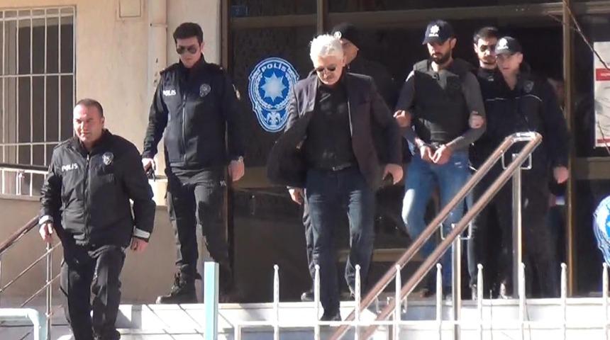 Eşini 10 bı&ccedil;ak darbesiyle &ouml;ld&uuml;ren koca, adliyeye &ccedil;elik yelekle g&ouml;t&uuml;r&uuml;ld&uuml;
