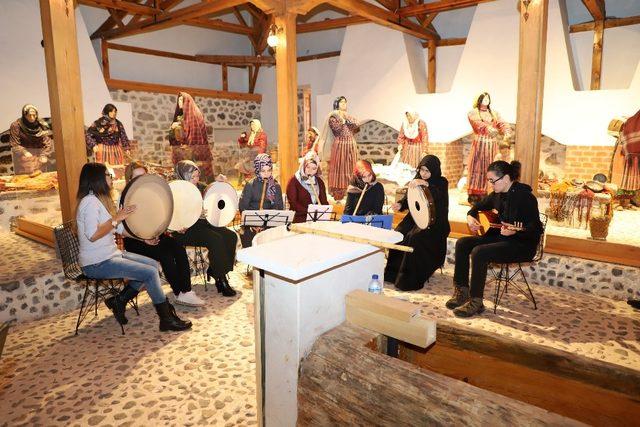 Tarihi &Ccedil;amaşırhane M&uuml;zesi, gen&ccedil; m&uuml;zisyenlere ilham veriyor 4