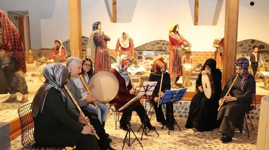 Tarihi &Ccedil;amaşırhane M&uuml;zesi, gen&ccedil; m&uuml;zisyenlere ilham veriyor