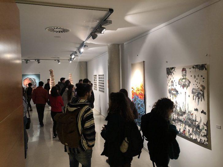 SAÜ’lü sanatçıların eserlerinin bulunduğu sergi İspanya’da açıldı G1